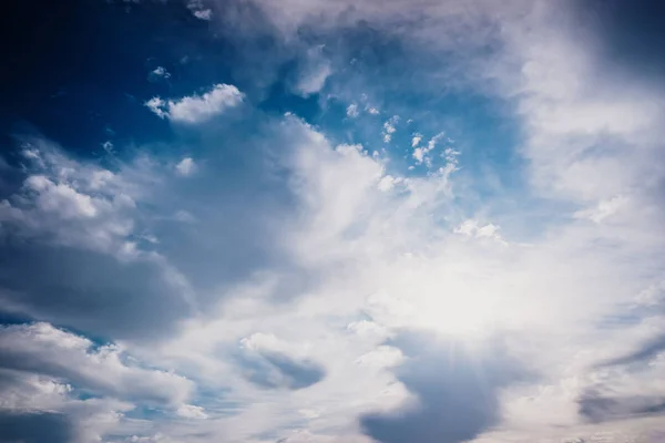 Güneş ışınları ile bulutlar ile çarpıcı gökyüzü bir sonbahar günü, cloudsca — Stok fotoğraf