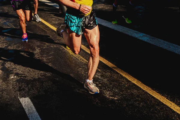 Running athletes have powerful quadriceps and calf muscles for r — Stock Photo, Image