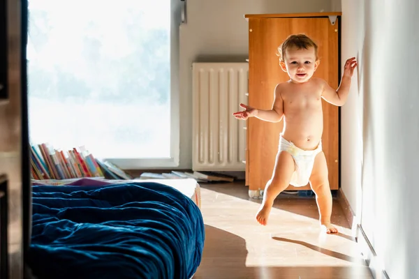 Bebê dando seus primeiros passos descalço . — Fotografia de Stock