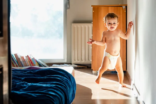 Bebé dando sus primeros pasos descalza . — Foto de Stock