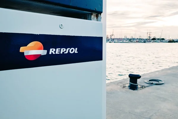 Valencia, Spagna - 1 novembre 2019: Repsol è il principale compa petrolifero — Foto Stock