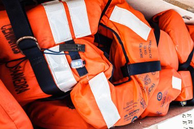 Valencia, İspanya - 1 Kasım 2019: Yelkenlideki can yelekleri.