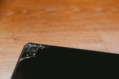 tablet bilgisayar ekranında düşme sonrası kırık cam parçaları ile.