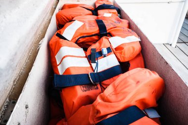 Bir yelkenlinin acil çekmecesinde birkaç can yelekleri var..