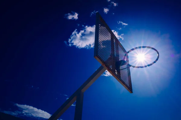 In de zomer moet je de meest intense uren van de zon te vermijden en doen — Stockfoto