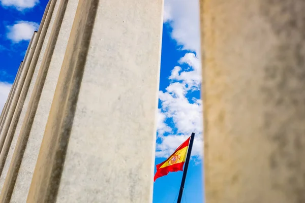 Bandera de España detrás de un muro en la frontera para controlar el paso — Foto de Stock