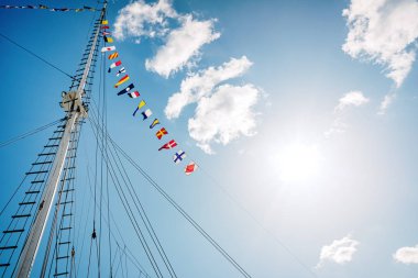 Limana demirlemiş klasik bir yelkenli.