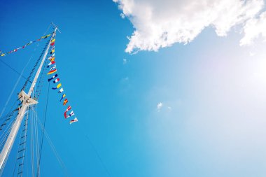 Duvaksız yelkenli direği, deniz işaretleri bayrakları, boşluk 