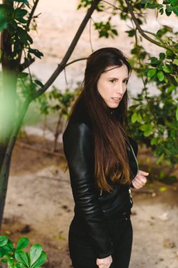 Siyah deri ceket, kentsel b ile kameraya gülümseyen model kadın