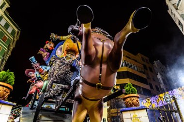 Valencia, İspanya - 19 Mart 2019: Ayrıntı güzel ve geleneksel San Jose gecede yakılmak üzere Fallas, renkli anıtlar üretilen.