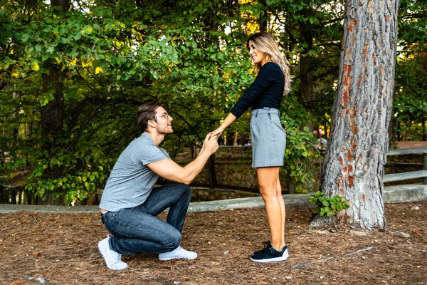 Young man flirts with a beautiful woman to propose a date and ma — Stock Photo, Image
