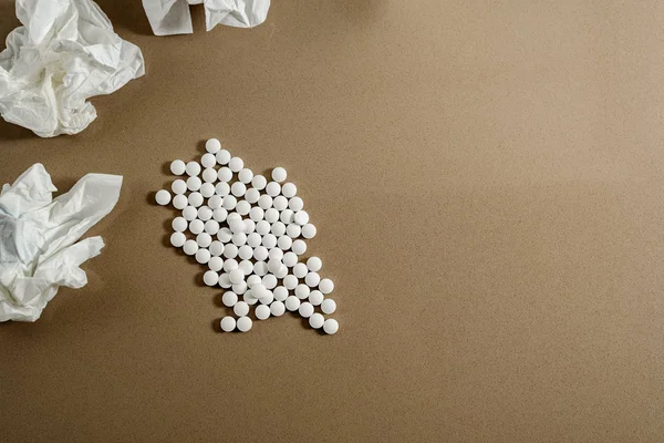 Pastillas blancas para curar enfermedades aisladas sobre fondo gris, copia p — Foto de Stock