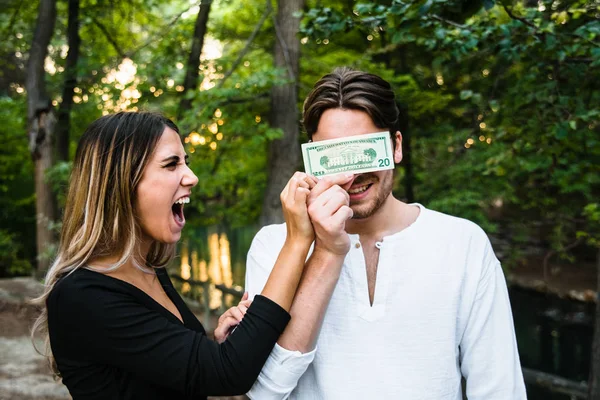 Homem paga sua namorada por perder uma aposta . — Fotografia de Stock
