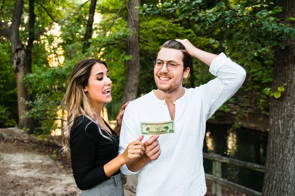 Homem paga sua namorada por perder uma aposta . — Fotografia de Stock