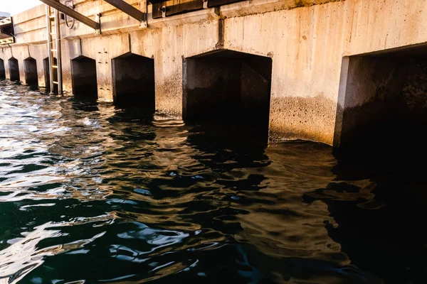 Rıhtımdaki iskelenin altındaki boşluklar..