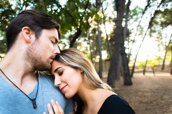 Casal de modelos bonitos no amor flertando uns com os outros com — Fotografia de Stock