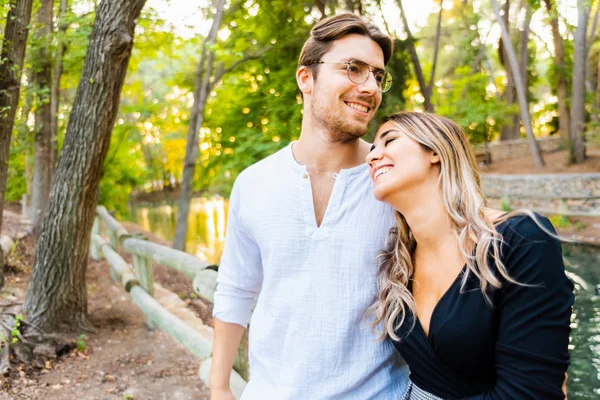 Coppia di amici flirtare divertimento mentre abbraccia su una passeggiata in un natu — Foto Stock