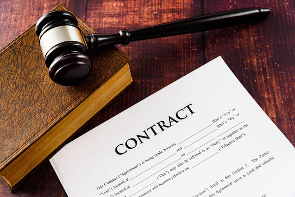 De wettigheid van een contract wordt bepaald door een rechter in geval van — Stockfoto