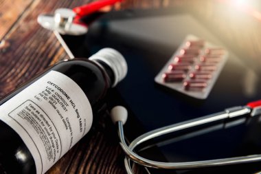 Oksikodon hapları için bir şişe, opioid ağrı kesiciler için en çok kullanılan