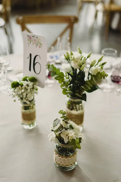婚礼大厅的中心，花卉装饰拍摄 — 图库照片