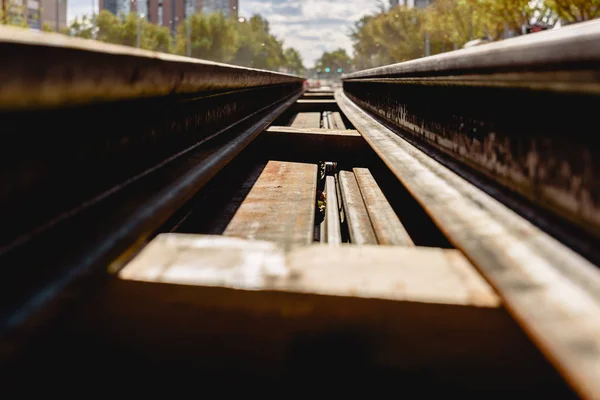 Άποψη των σιδηροτροχιών ενός τραμ, φαίνεται στο επίπεδο του εδάφους, τη διέλευση t — Φωτογραφία Αρχείου