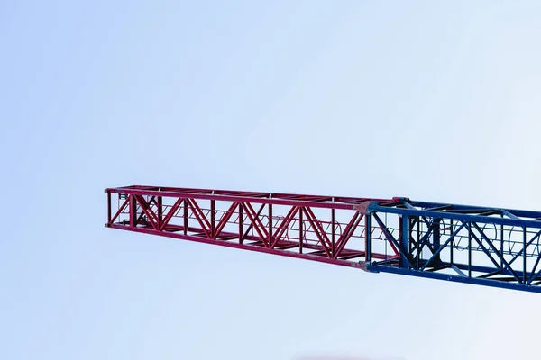 Tower of a crane in the construction of a building. — Stock Photo, Image