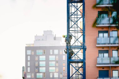 Madrid, İspanya - 6 Kasım 2019: İşçiler bir vinç kuruyor