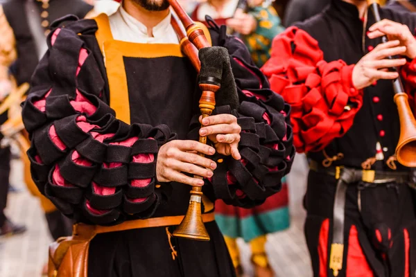Trovador medieval tocando una vieja flauta con otros músicos en — Foto de Stock
