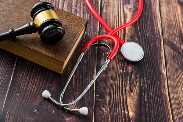 Medical malpractice and errors makes doctors and patients go to — Stock Photo, Image