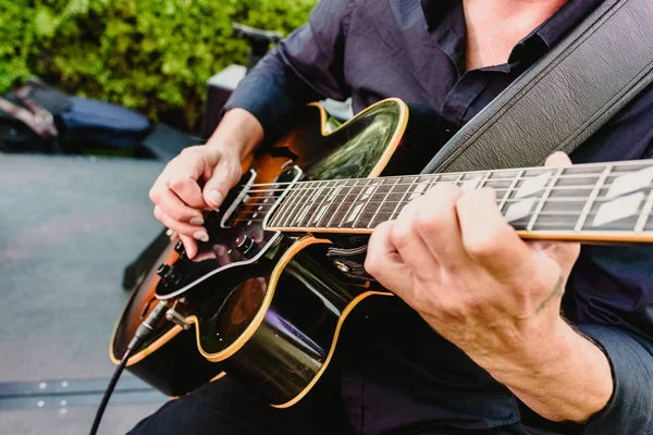 Guitarrista tocando su guitarra al aire libre —  Fotos de Stock