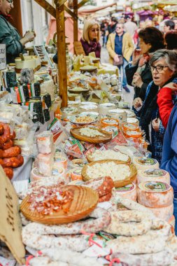 Valencia, İspanya - 2 Şubat 2019: İnsanlar yürüyor ve alışveriş yapıyor 