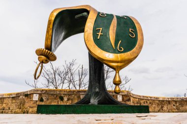 Matera, İtalya - 12 Mart 2019 Dali heykeli saati eritti