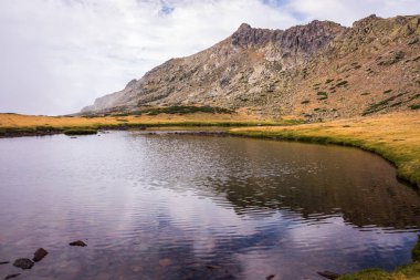 Özel flora ve faunası ile korunan yüksek dağ gölü.