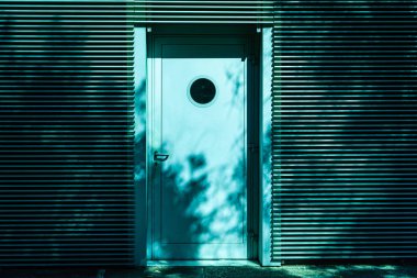 Ofis binasının arka yerinde acil durum kapısı.