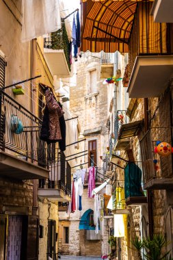 Turistik İtalyan şehri Bari'nin renkli ve eski sokakları.
