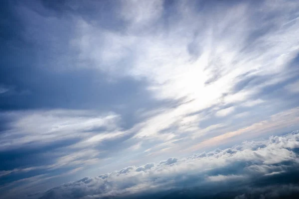 Szene eines wolkenverhangenen Winterhimmels von der Spitze eines Berggipfels. — Stockfoto