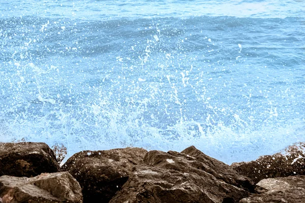 Nostalgische Meeresszene mit Wellen, die die Felsen der Küste bespritzen — Stockfoto