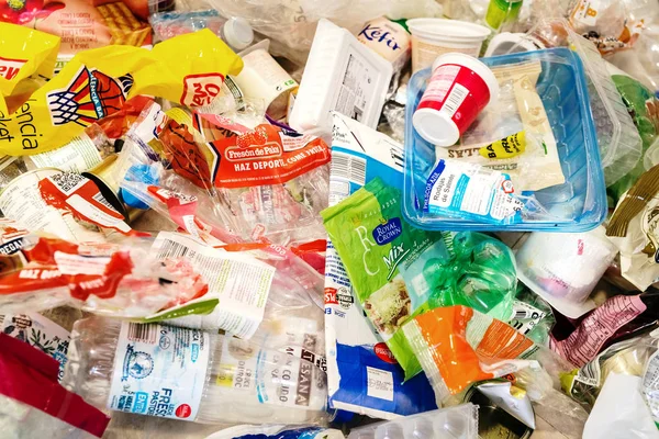 Plastové nádoby na potraviny, které mohou být recyklovány, pokud jsou sbírat — Stock fotografie