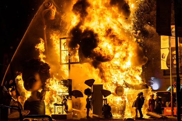 Feuer eines Fallero-Denkmals, das während des Krieges mit hohen Flammen brannte — Stockfoto