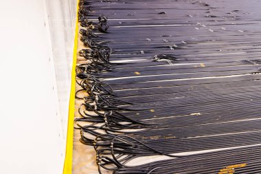 Buz pateni pistinin suyunu soğutmak için siyah plastik boru..