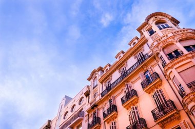 Valencia şehrinin merkezindeki yüksek antik binalar,