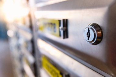 Kasa kiralık kasası numaralandırılmış bir bankada, değerli güvenliği korumak için.