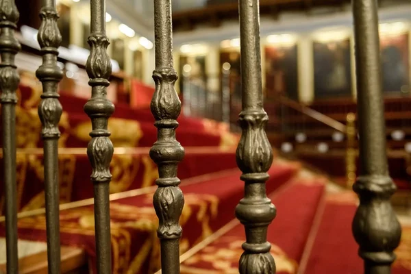 Tappeto rosso sulle scale di un'elegante istituzione pubblica. — Foto Stock
