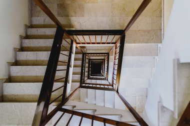 Vertigo konsepti, bir binanın içinde yükseklik korkusu.