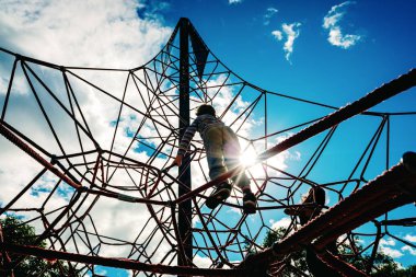 Çocukların oyun parkındaki halat-merdiven ağı.