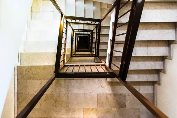 Hueco de las escaleras de un edificio que da una sensación de verti — Foto de Stock