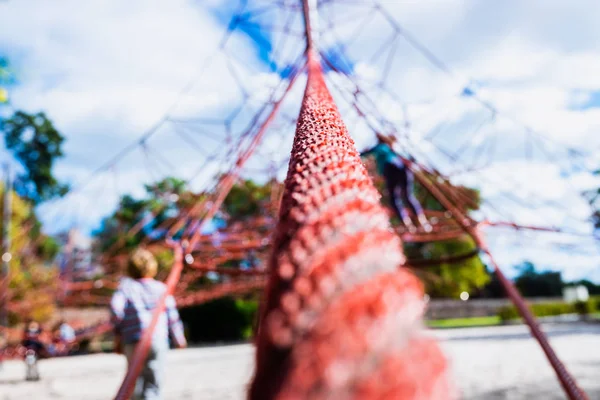 Rope-ladder web in un parco giochi dove i bambini possono sviluppare il loro — Foto Stock