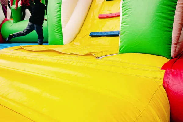 Detalhe de um castelo inflável de elásticos coloridos com som — Fotografia de Stock
