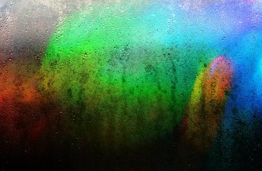 Pencere camına su damlıyor.