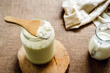 Kefir kahvaltısı hazırlamak için tam yağlı süt, kefir tanesine ihtiyacın var.